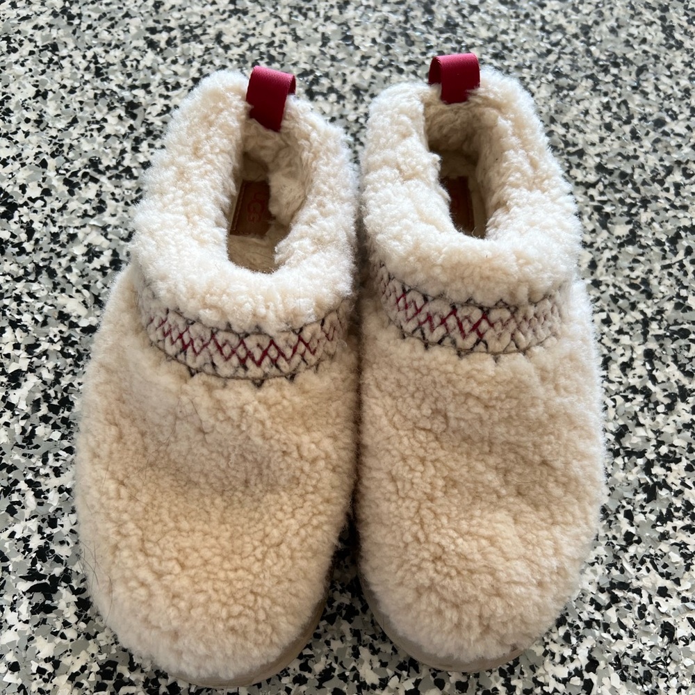 UGG Tazz Slipper Heritage Braid Natural women’s size 10 fit more like an 8.5.